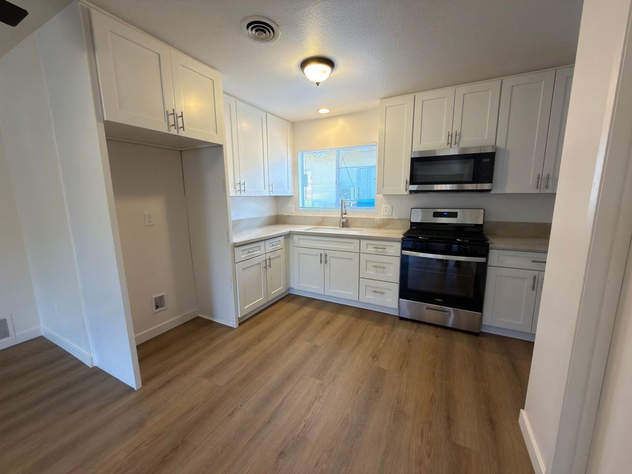 318 S Bedford Rd - Photo 3 of 22