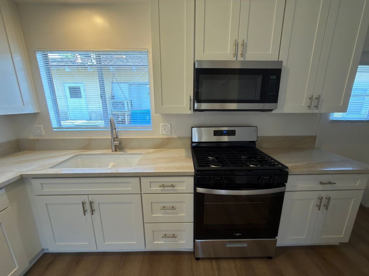 318 S Bedford Rd - Photo 4 of 22