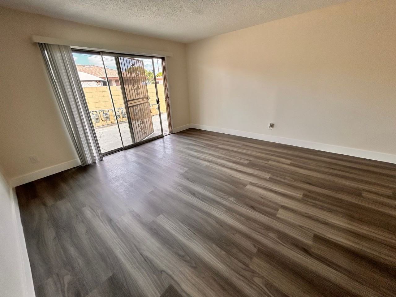6128 Gotham St - Photo 4 of 8