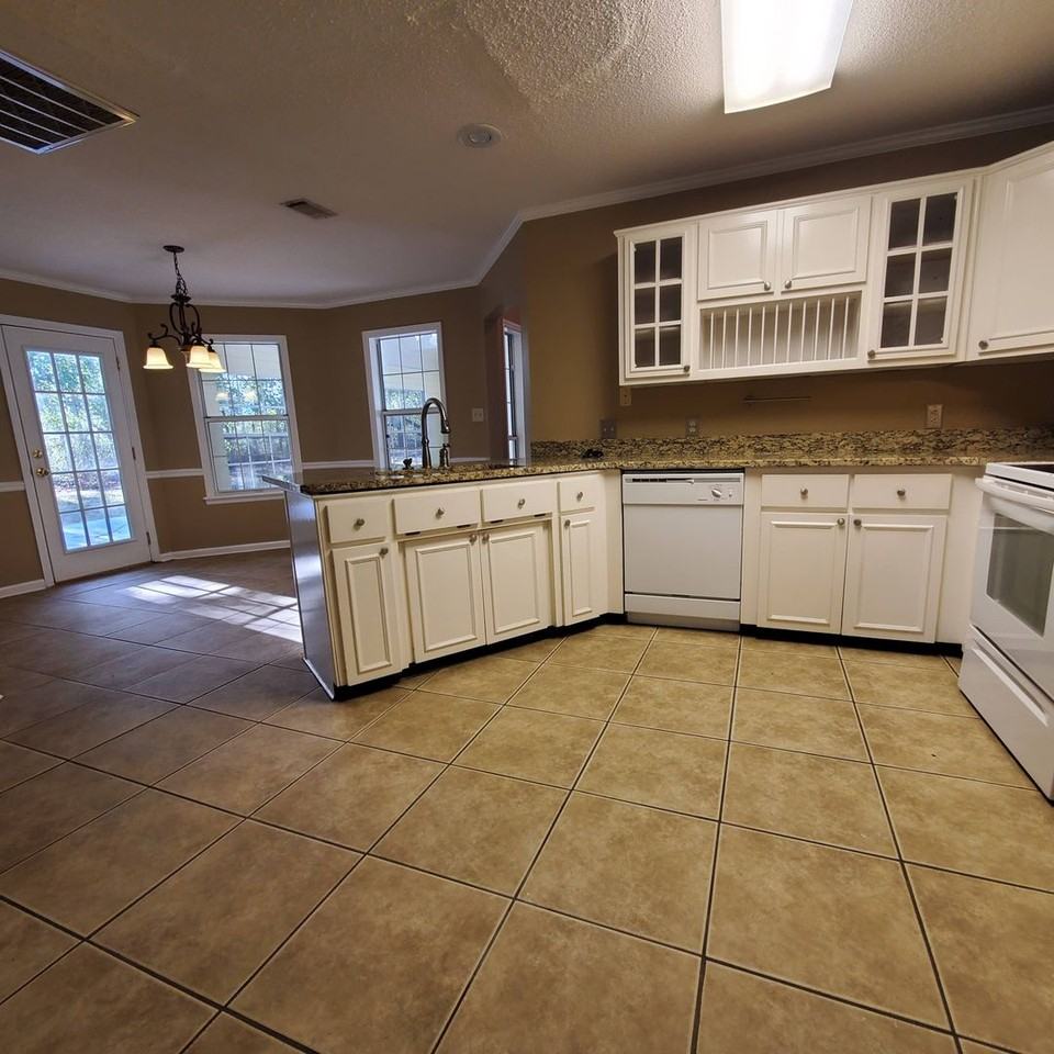 2403 Spring Valley Cir - Photo 4 of 13