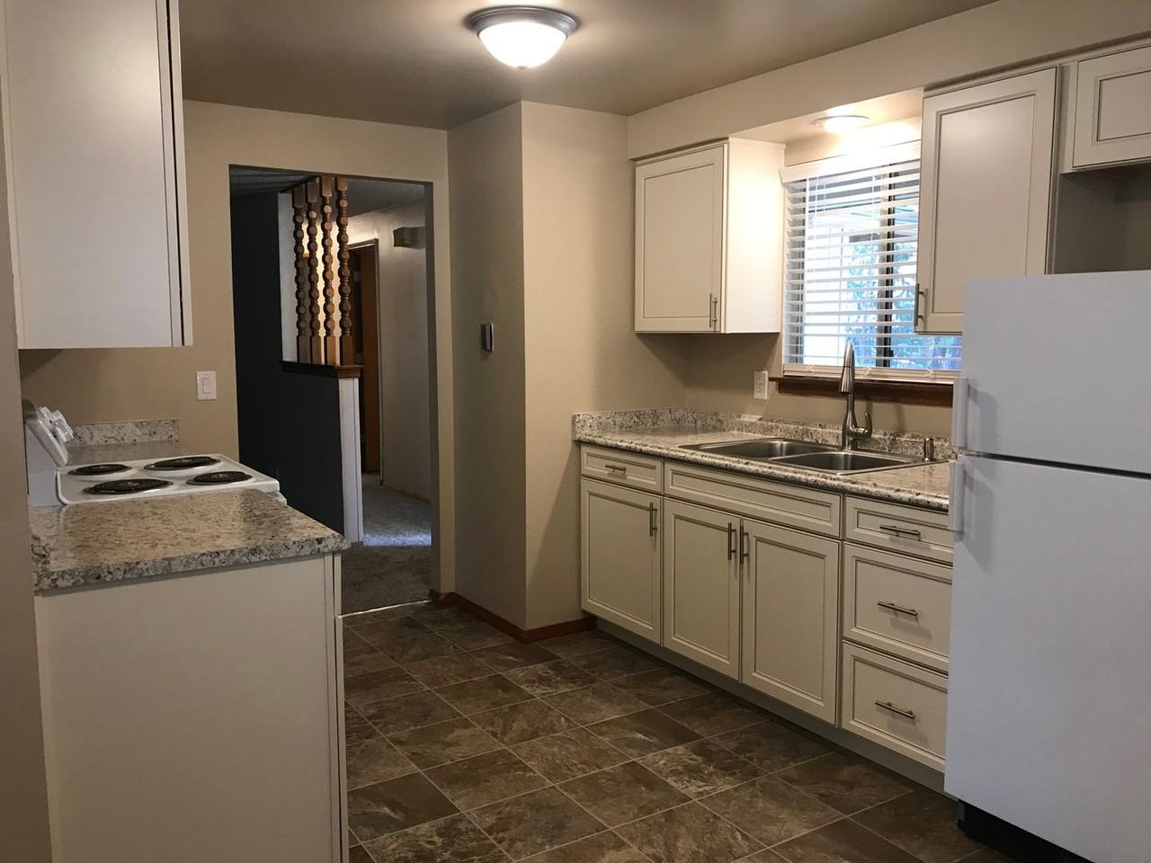 1590 Nw Hartford Ave - Photo 3 of 11