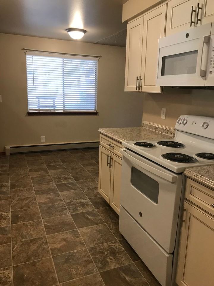 1590 Nw Hartford Ave - Photo 4 of 11