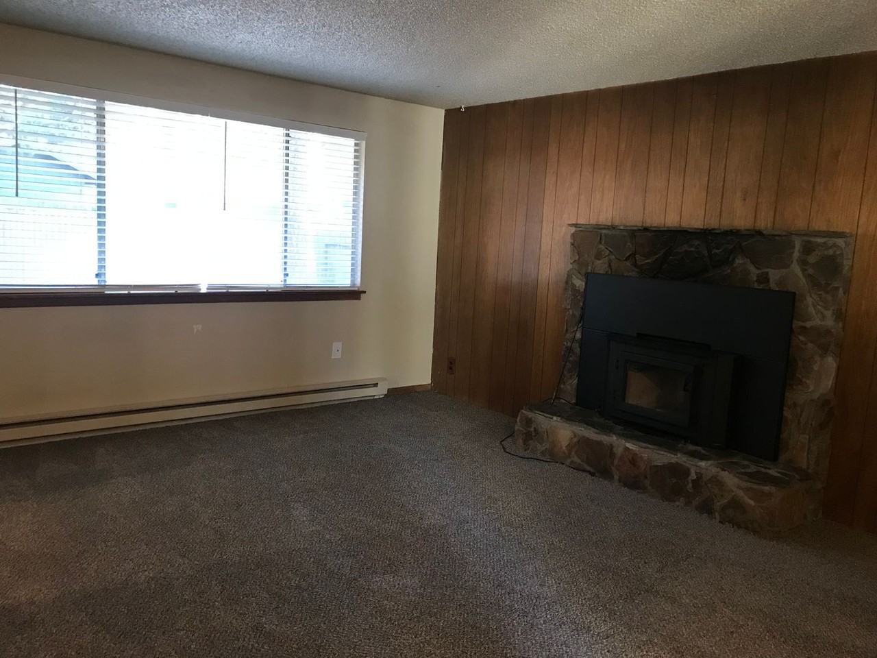 1590 Nw Hartford Ave - Photo 5 of 11
