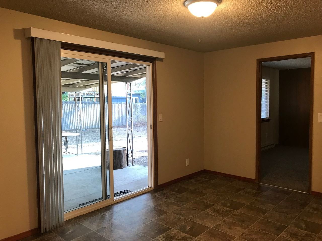 1590 Nw Hartford Ave - Photo 6 of 11