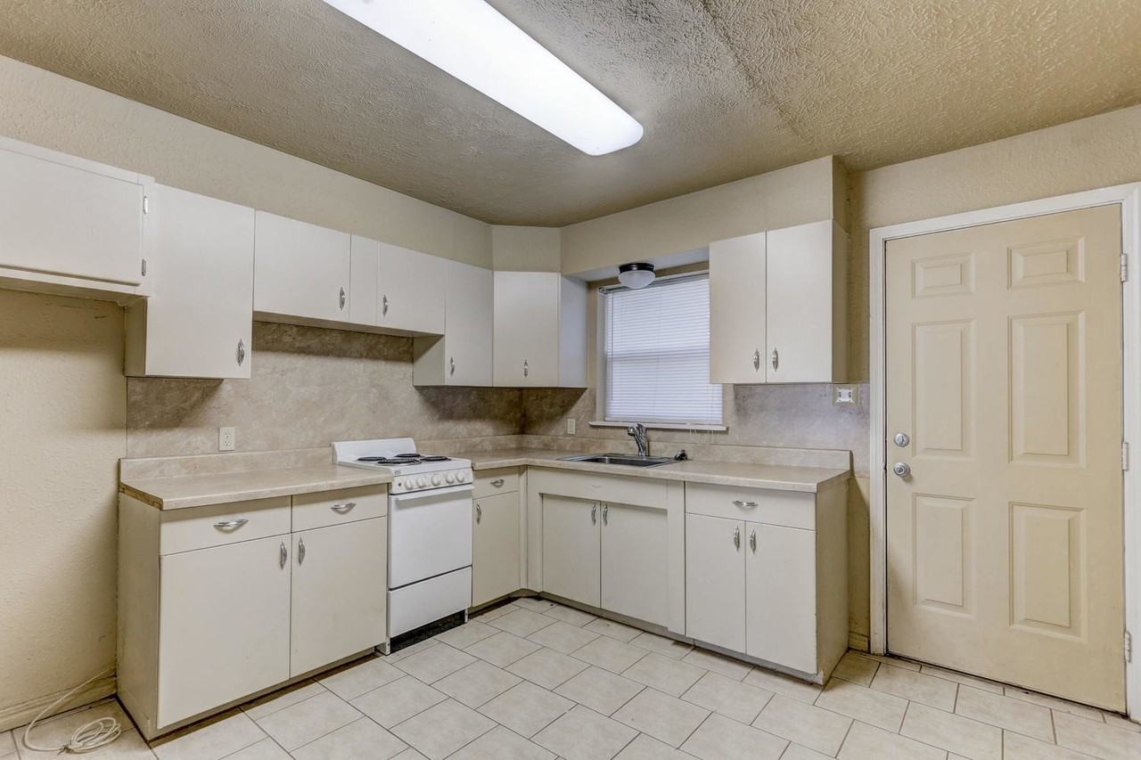 4172 Nw 23rd St - Photo 2 of 34