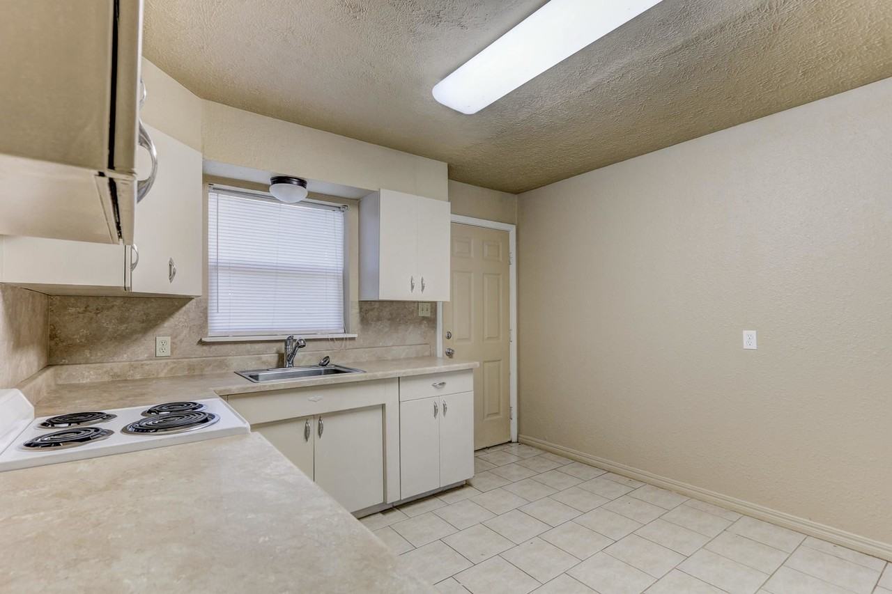 4172 Nw 23rd St - Photo 3 of 34