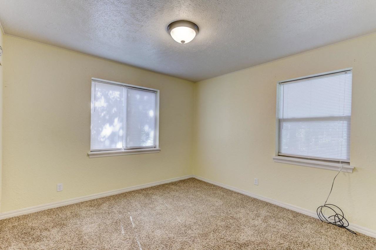 4172 Nw 23rd St - Photo 6 of 34