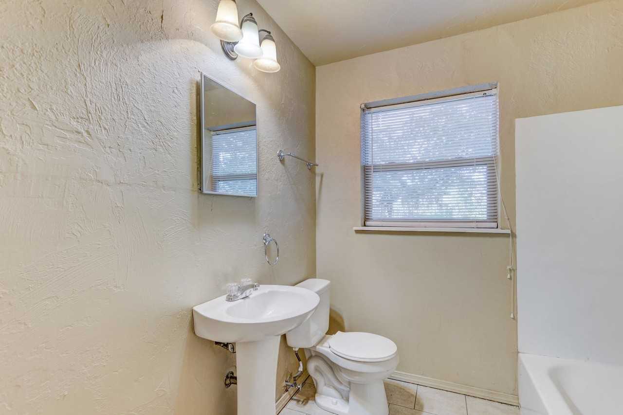 4172 Nw 23rd St - Photo 7 of 34