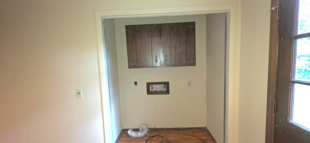 2542 S Regina Ave - Photo 3 of 10