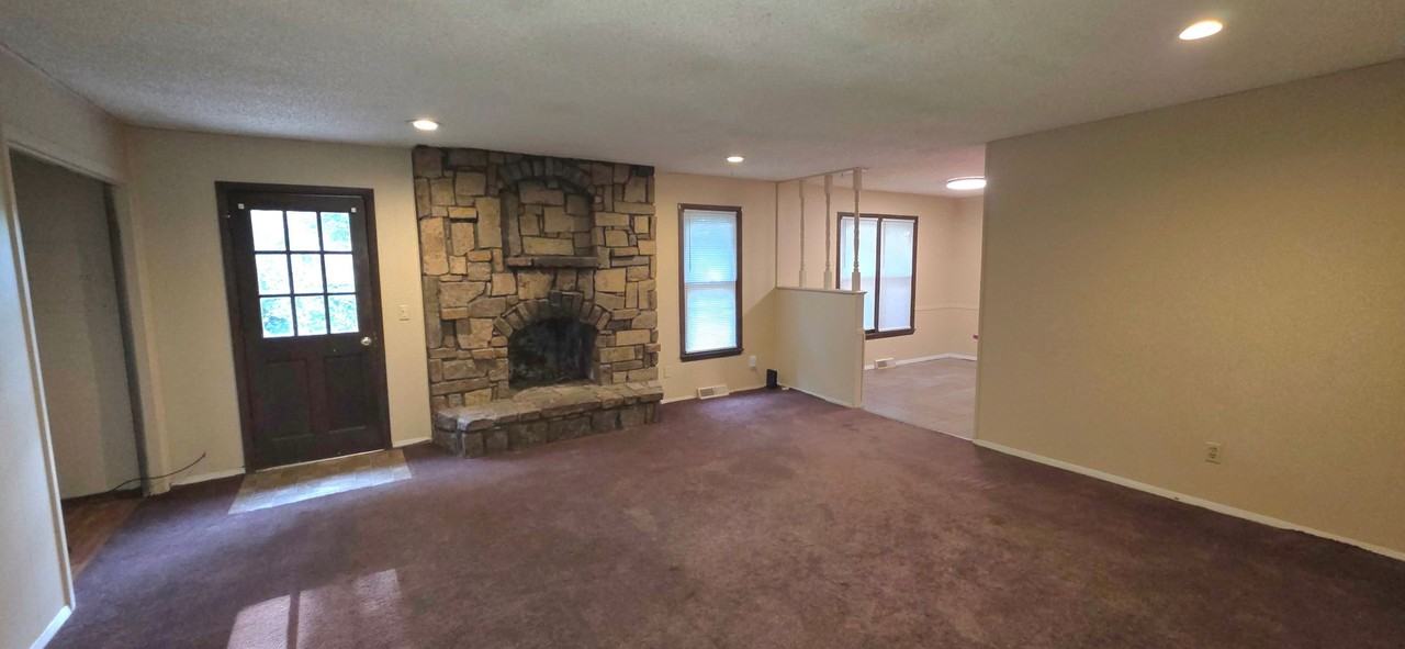 2542 S Regina Ave - Photo 4 of 10