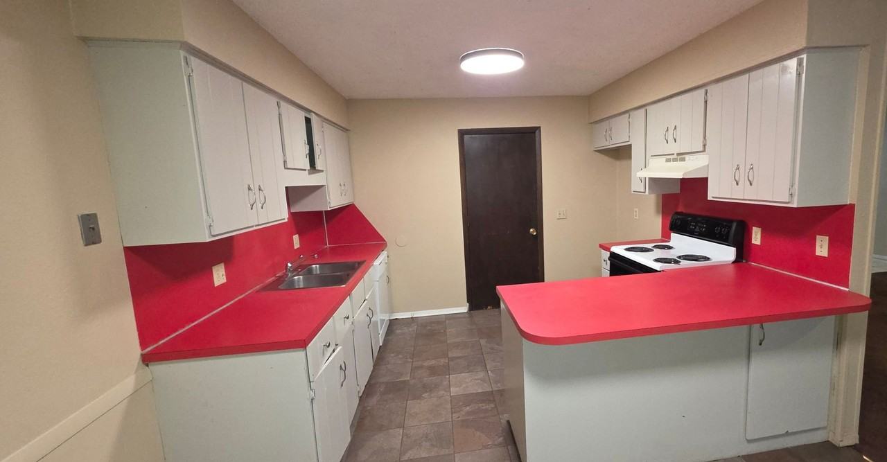 2542 S Regina Ave - Photo 5 of 10