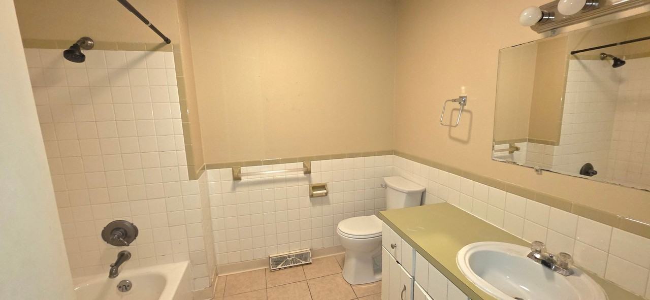 2542 S Regina Ave - Photo 6 of 10