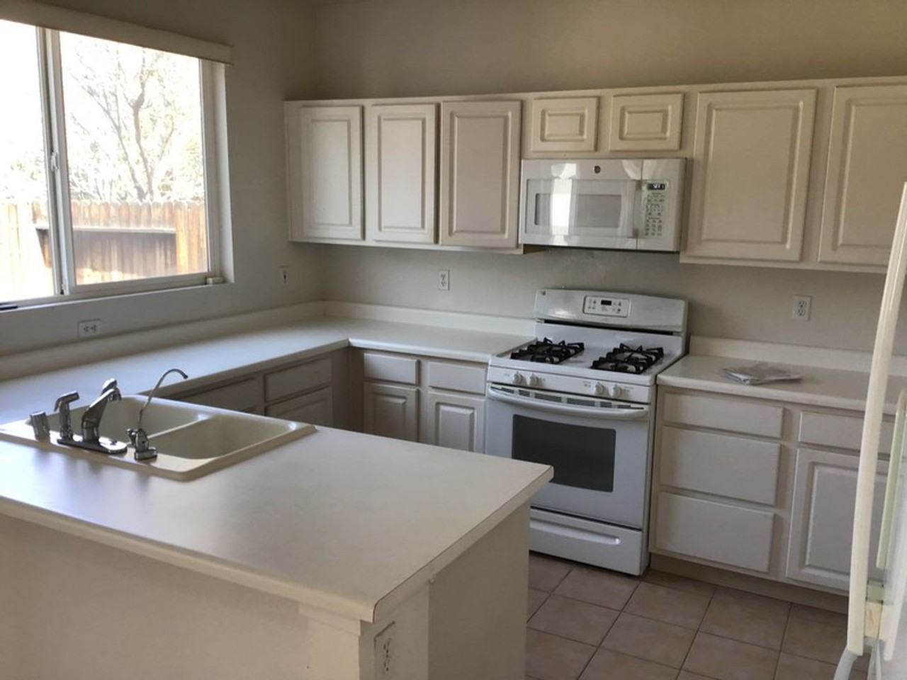 4055 Laurel Park Way - Photo 5 of 12