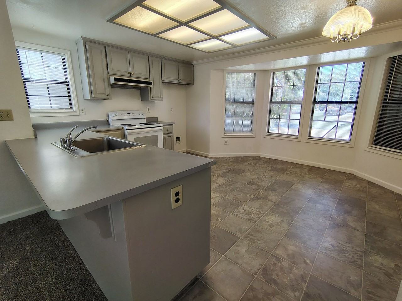 932 Inez Dr - Photo 5 of 14