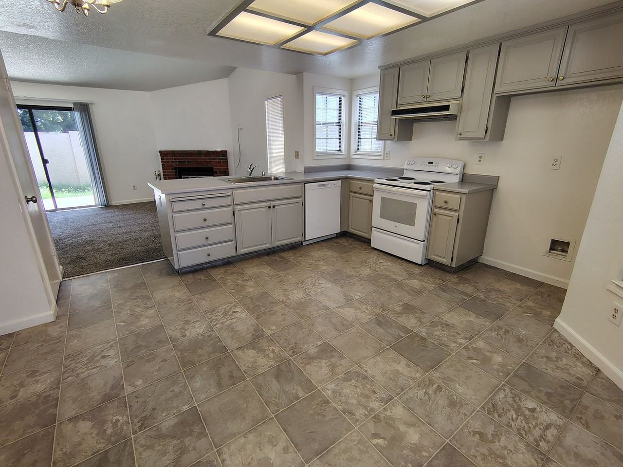 932 Inez Dr - Photo 6 of 14