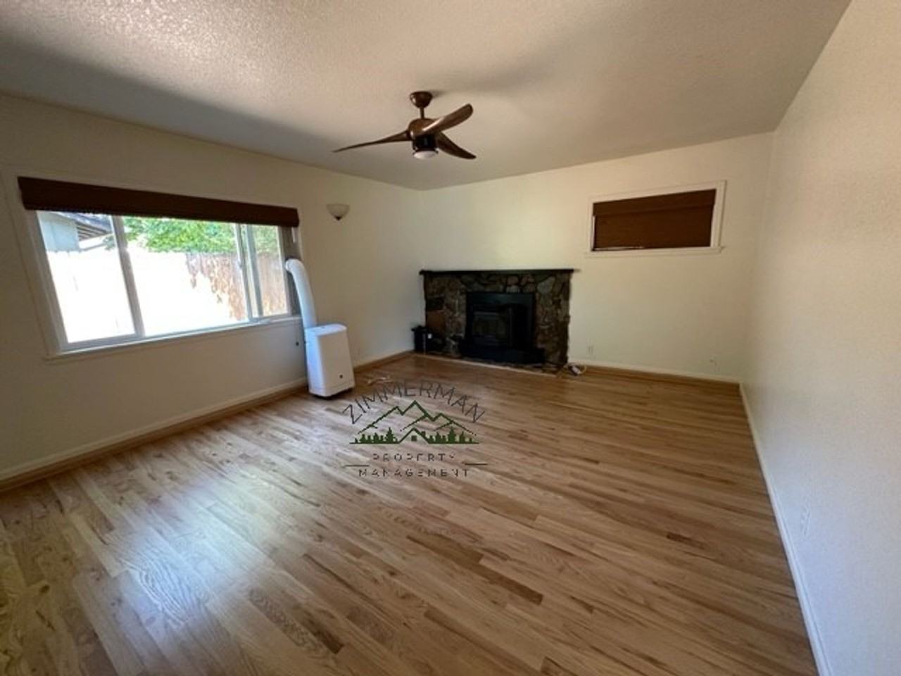 1060 Randall St - Photo 2 of 13