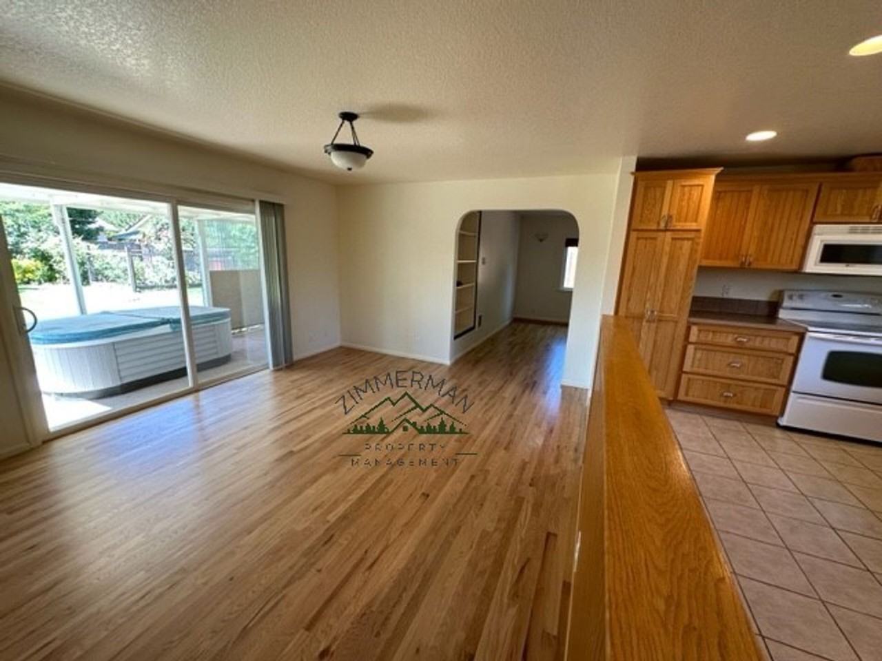 1060 Randall St - Photo 4 of 13