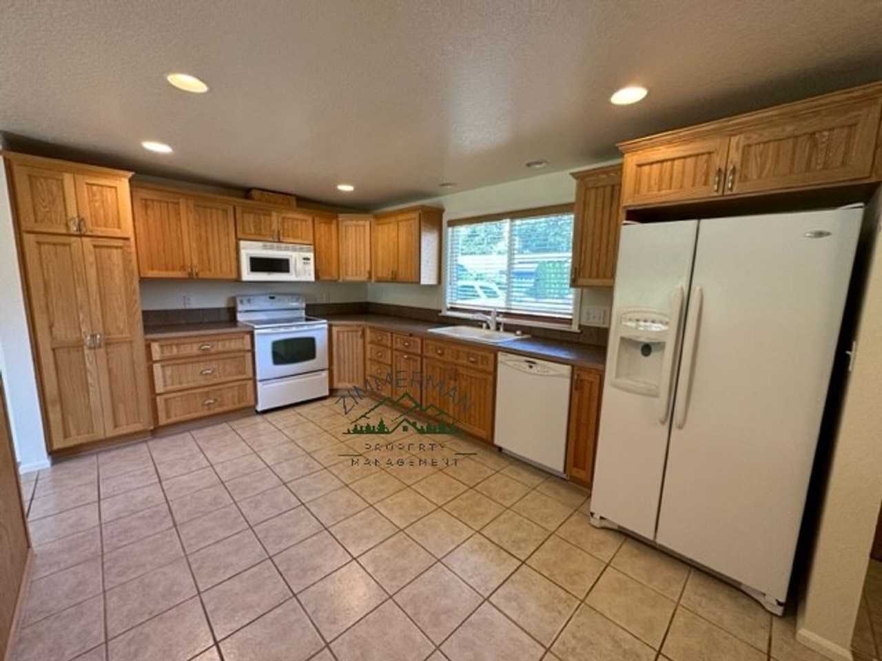 1060 Randall St - Photo 5 of 13