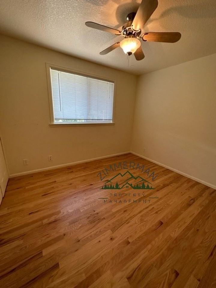 1060 Randall St - Photo 7 of 13