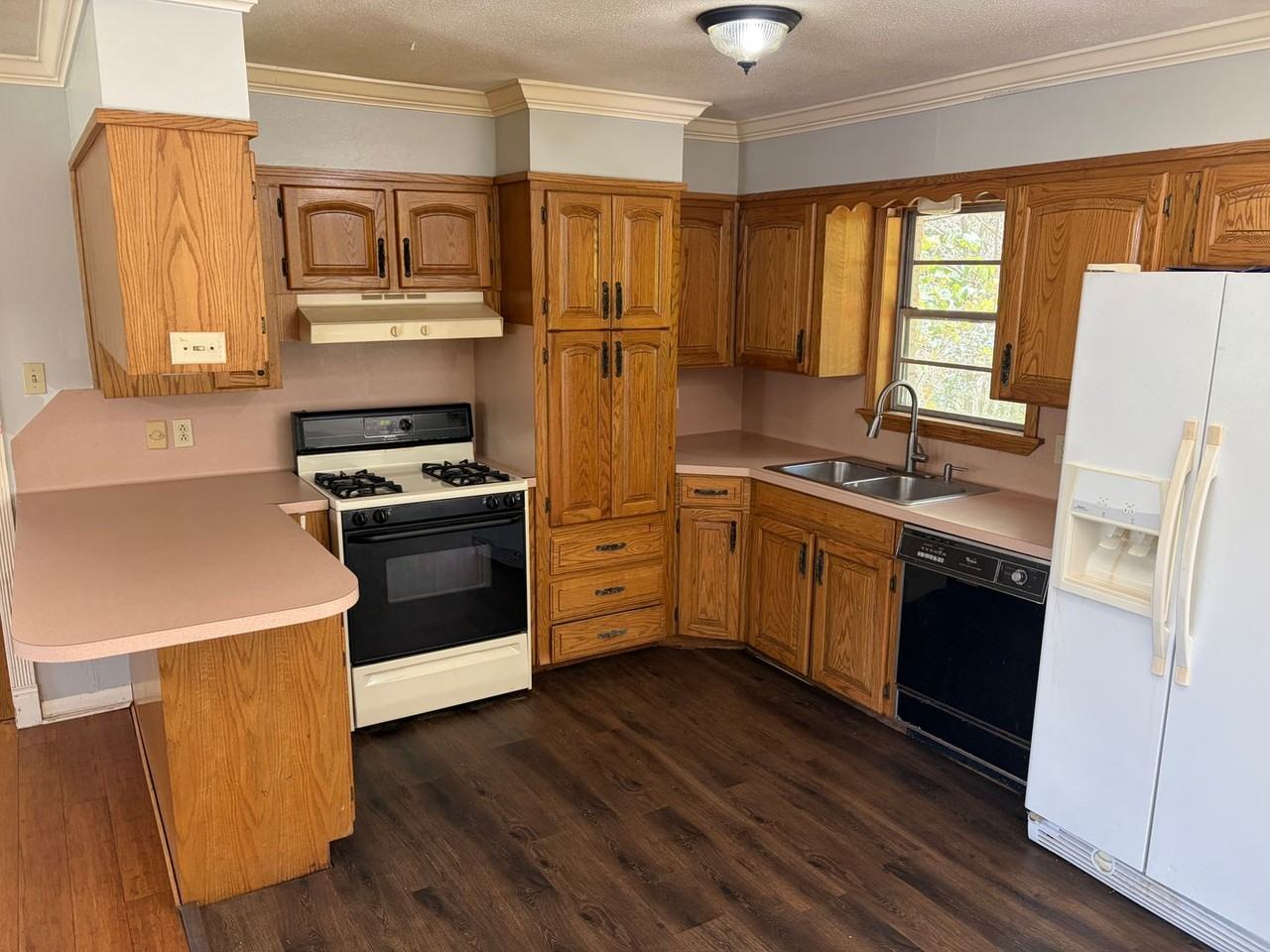5957 Yarbrough Rd - Photo 6 of 17