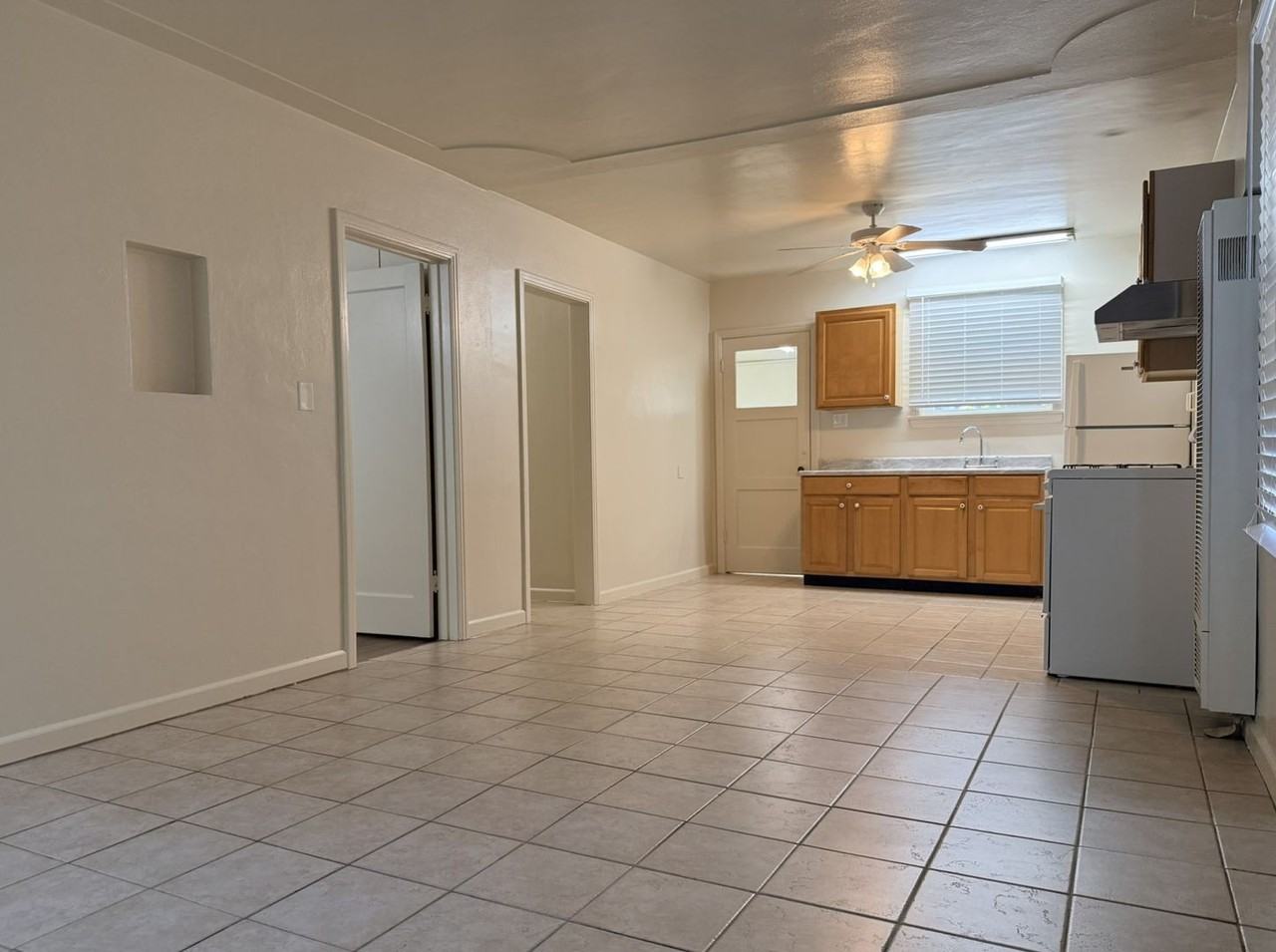 910 W 22nd St - Photo 2 of 15