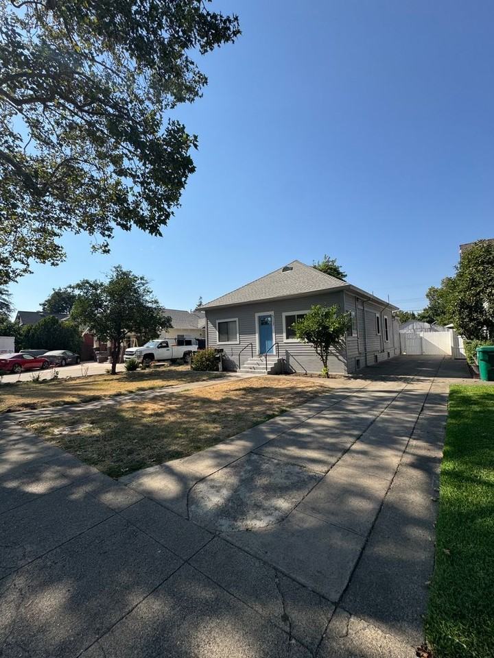 513 E Walnut St - Photo 2 of 26