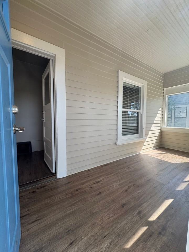 513 E Walnut St - Photo 3 of 26
