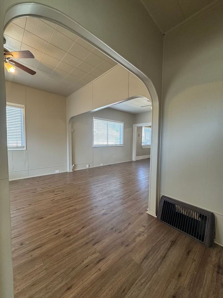 513 E Walnut St - Photo 6 of 26
