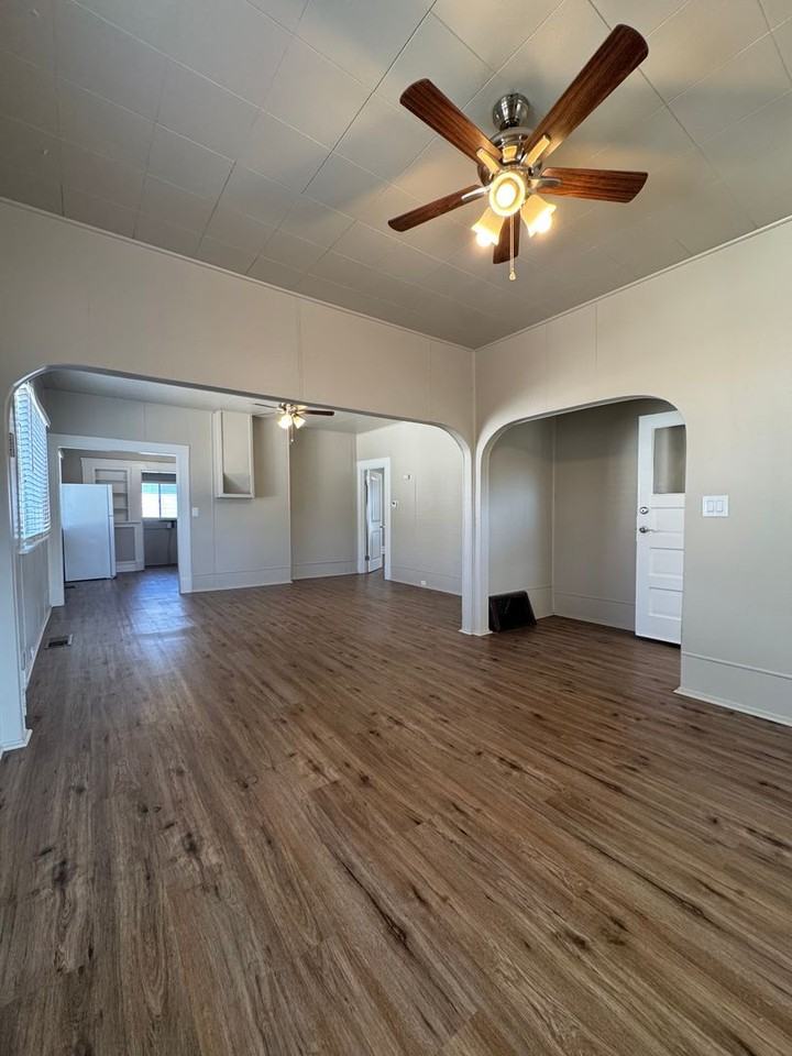 513 E Walnut St - Photo 7 of 26