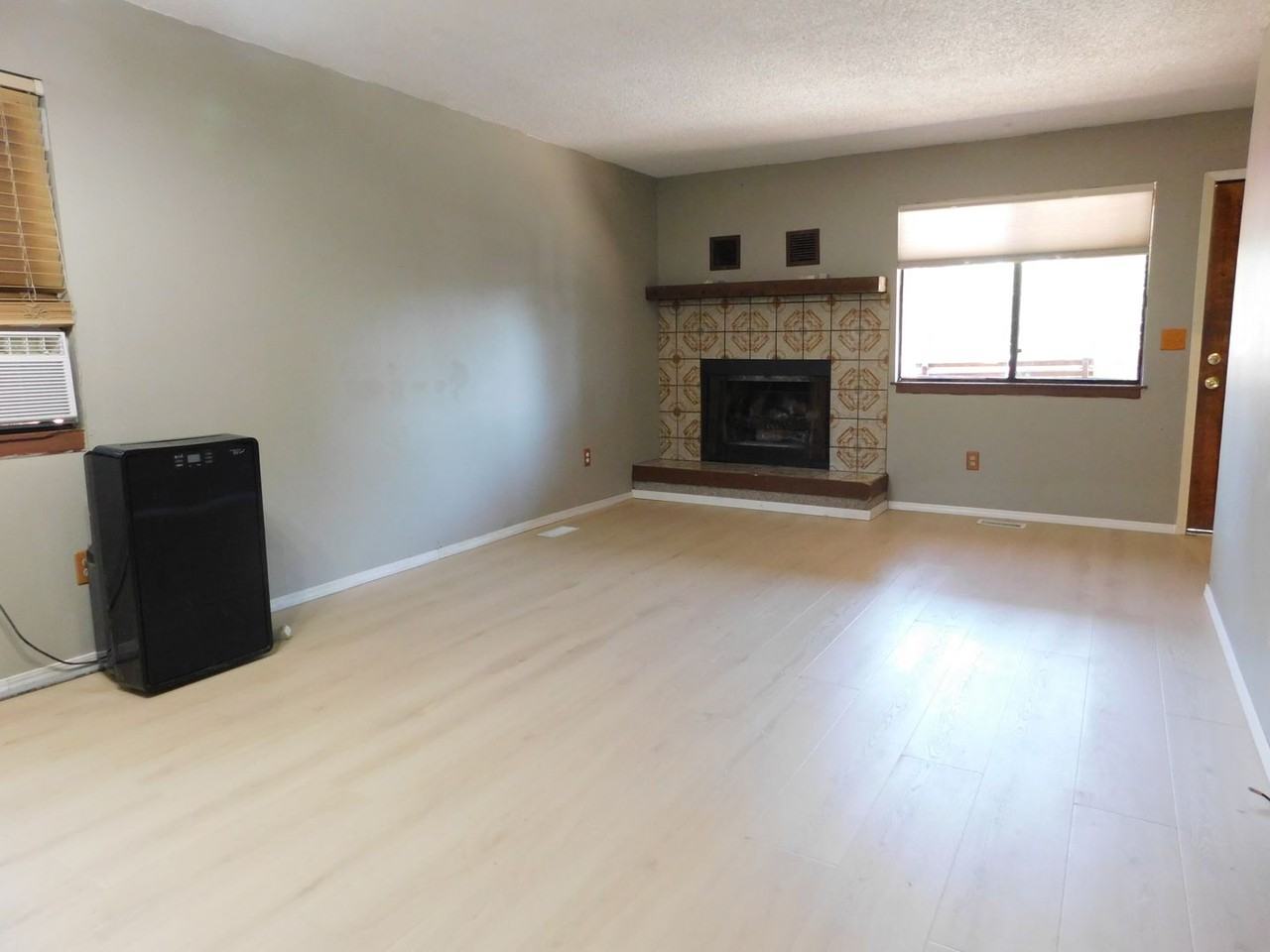1805 Aspen St #B - Photo 4 of 13
