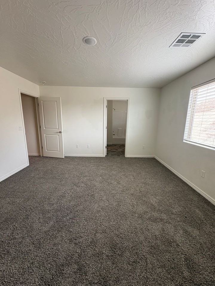 1432 E Trilobite Dr - Photo 2 of 9