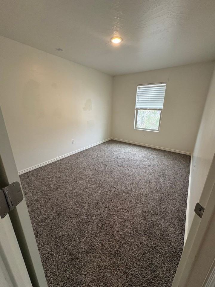 1432 E Trilobite Dr - Photo 3 of 9