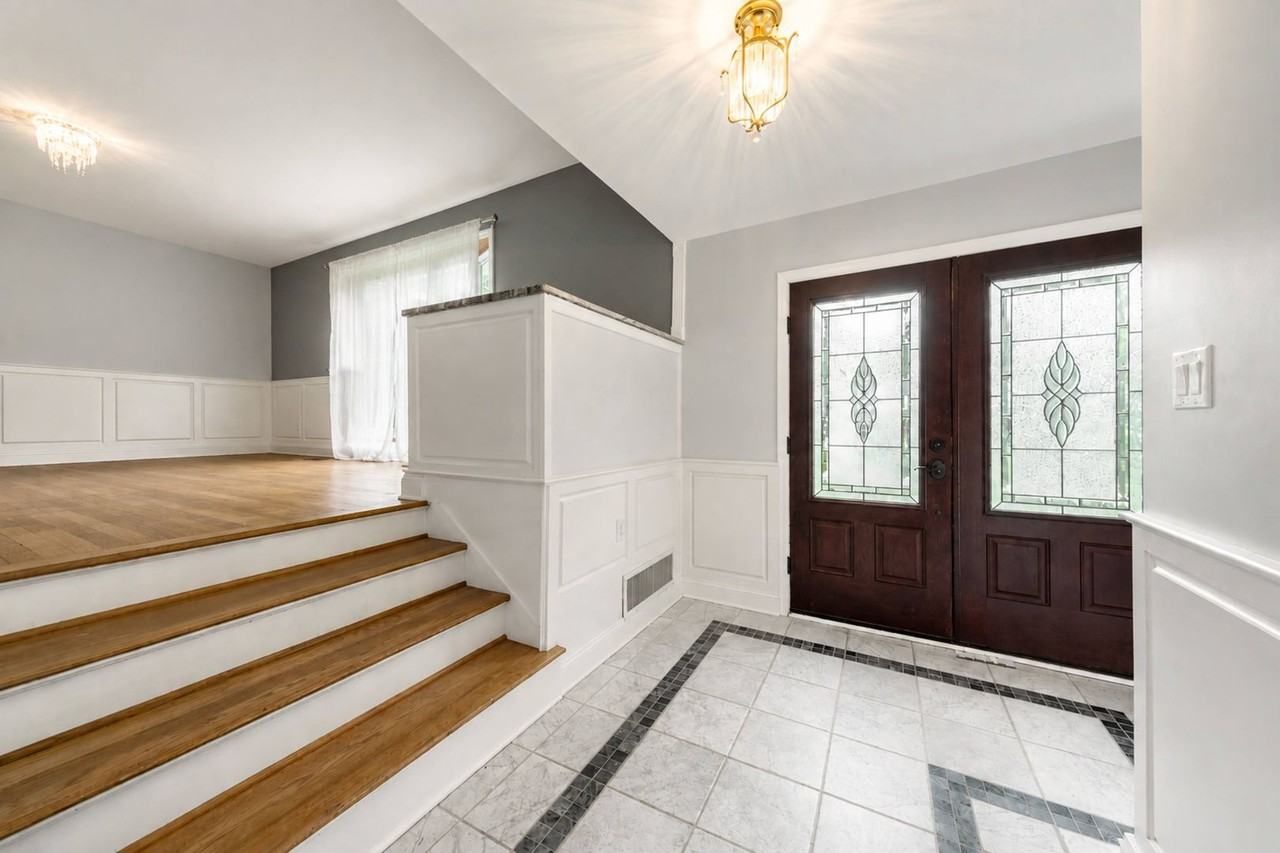 111 Deer Spring Rd - Photo 2 of 15