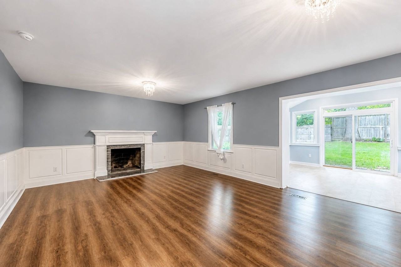111 Deer Spring Rd - Photo 3 of 15
