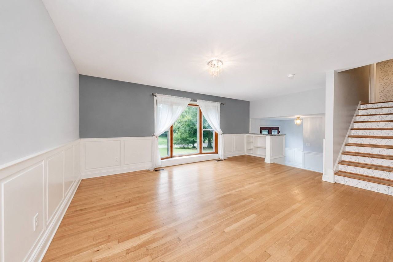 111 Deer Spring Rd - Photo 4 of 15
