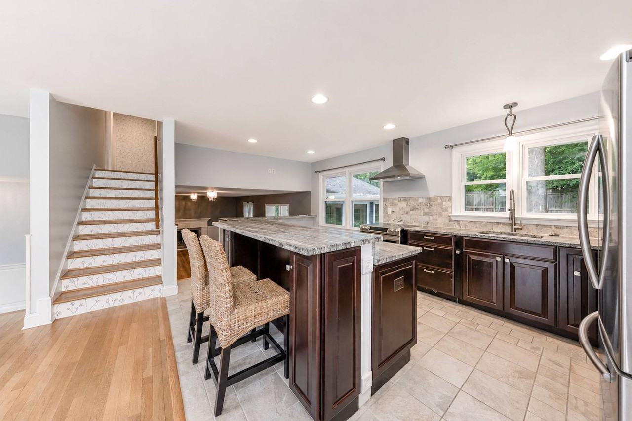 111 Deer Spring Rd - Photo 5 of 15