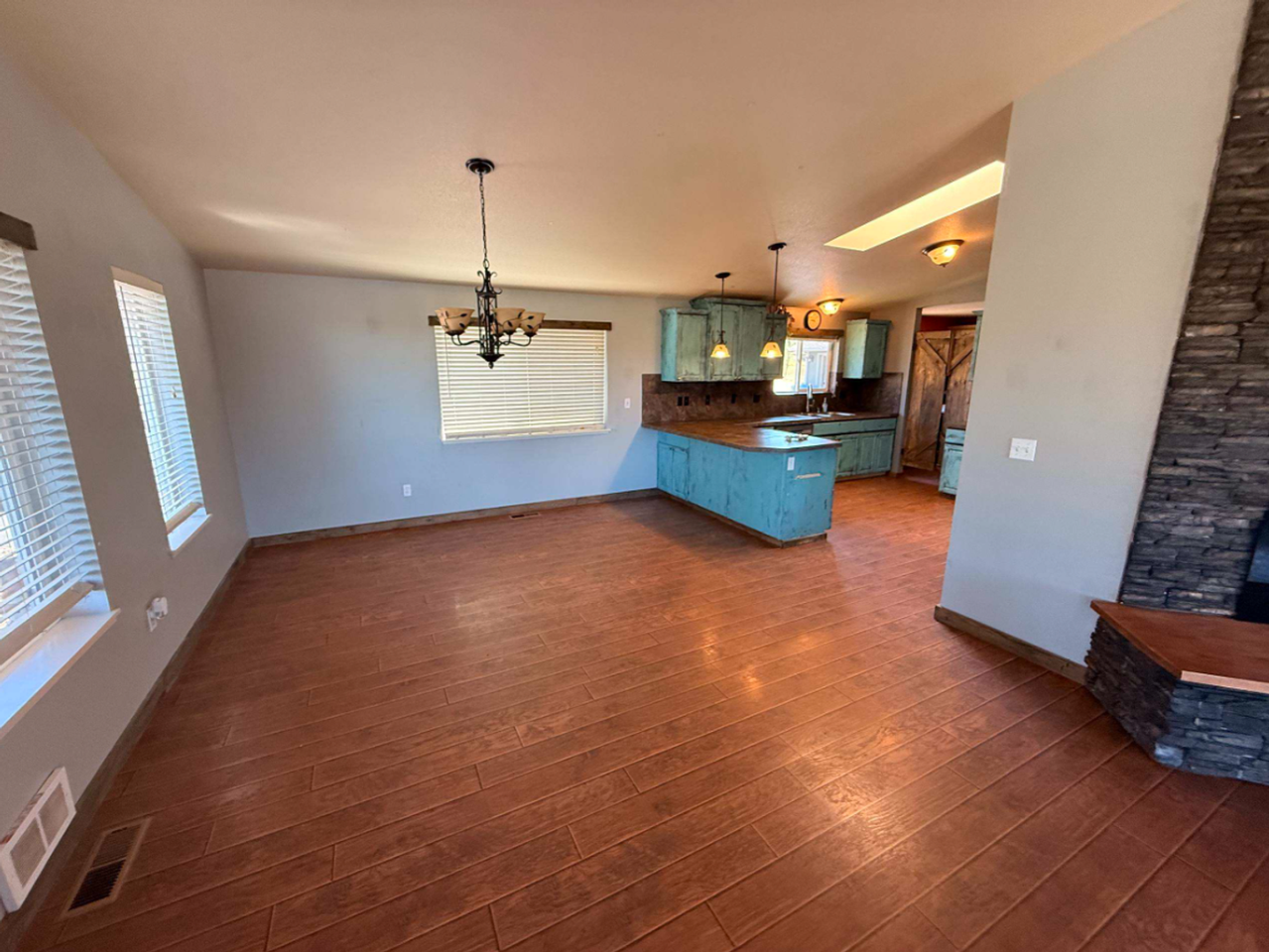 2550 Nw Coyner Ave - Photo 3 of 21