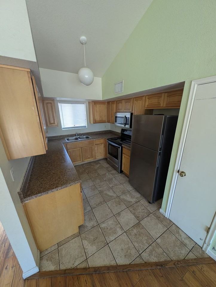 1430 N Leawood Pl - Photo 2 of 5