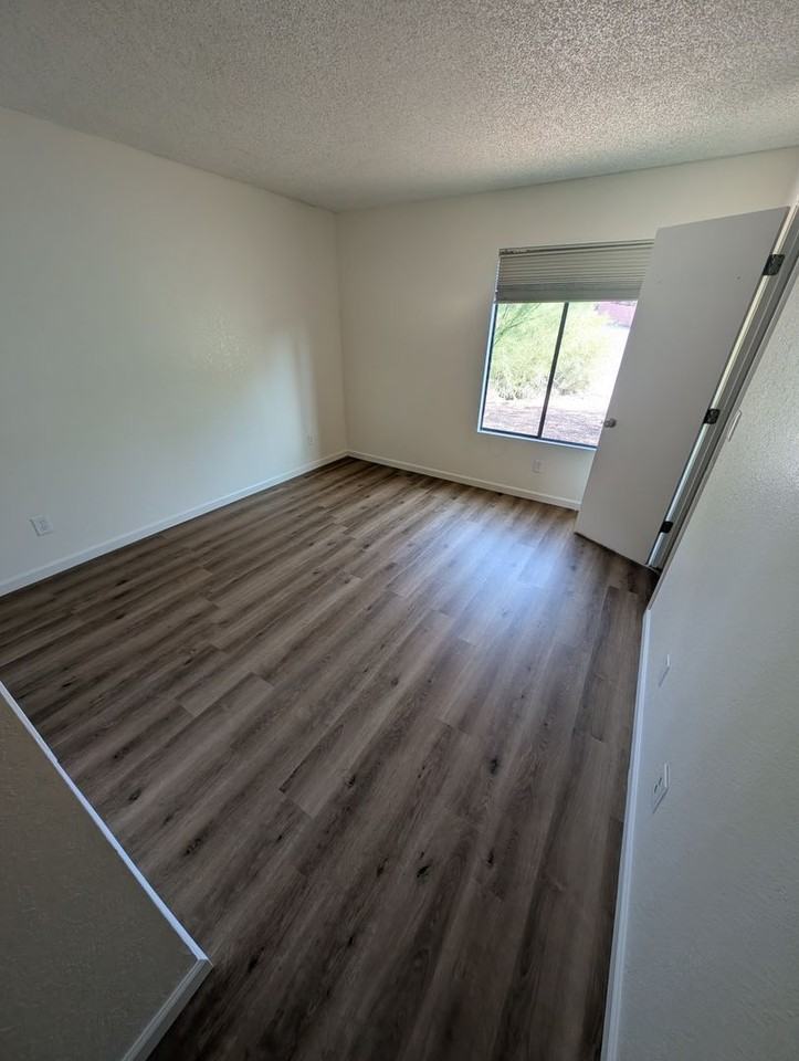 1430 N Leawood Pl - Photo 3 of 5