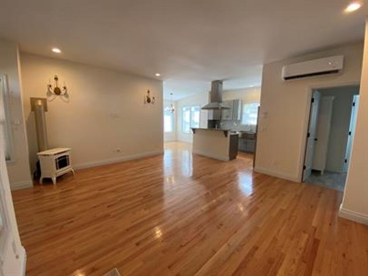 731 N Bay Ave Se - Photo 2 of 26