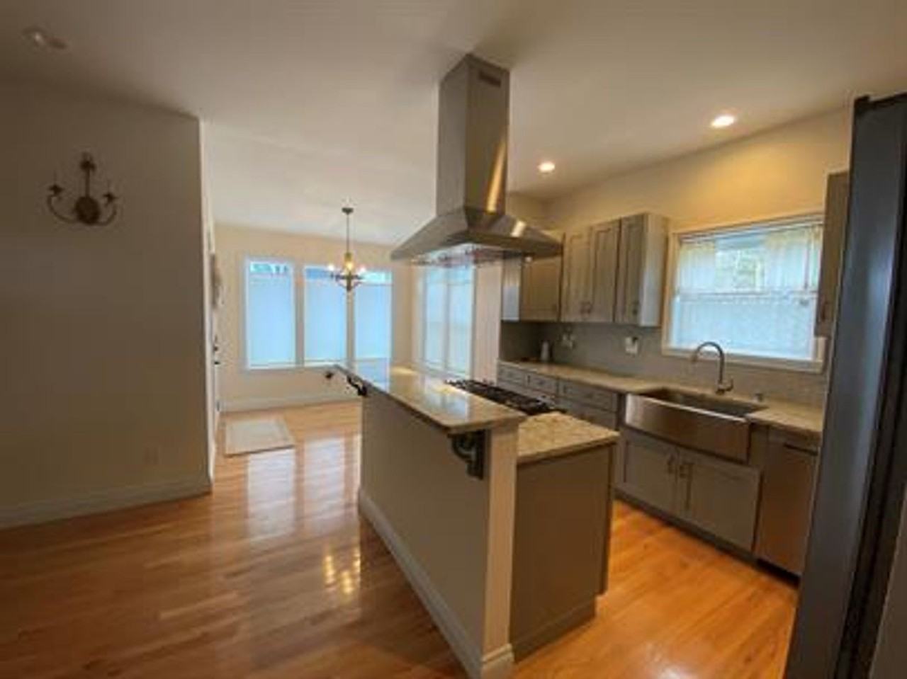 731 N Bay Ave Se - Photo 3 of 26