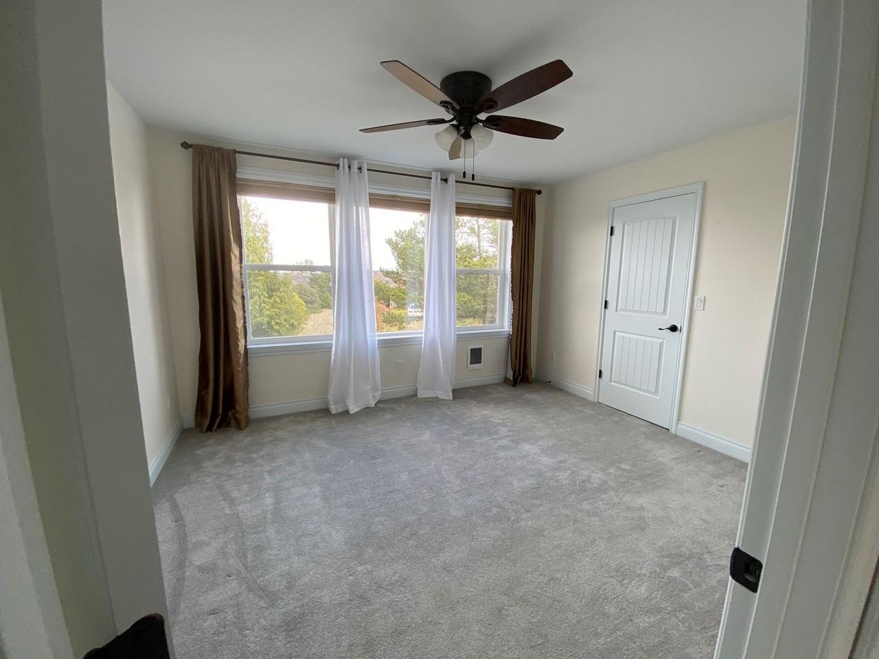 731 N Bay Ave Se - Photo 6 of 26
