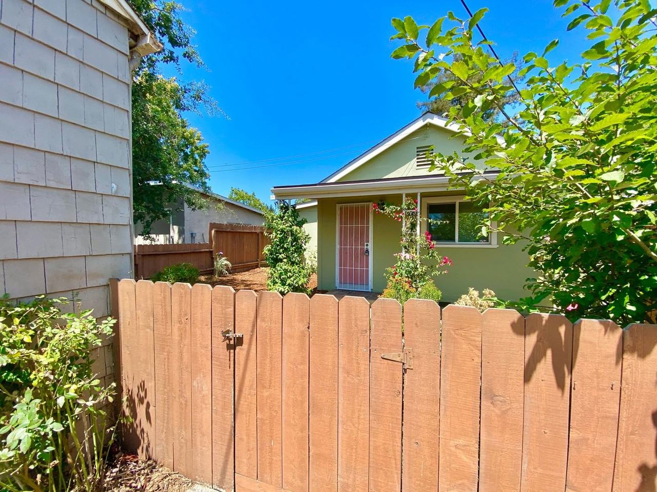1710 F St #B - Photo 4 of 16