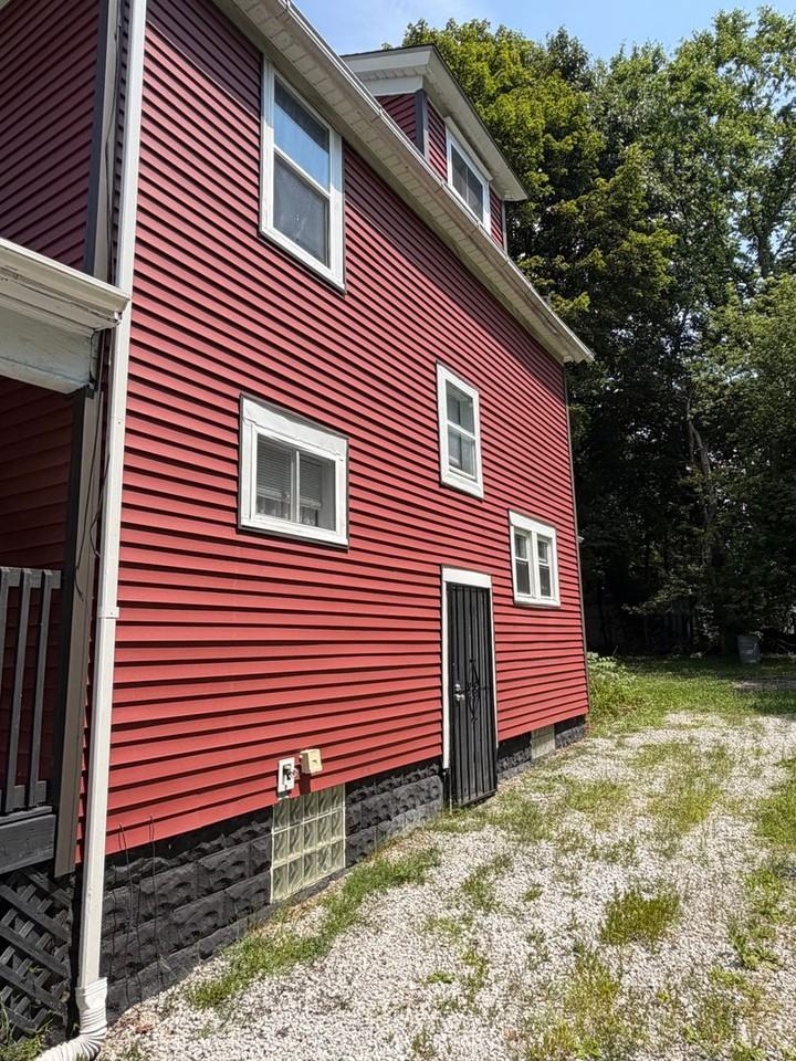 879 Chalker St - Photo 2 of 12