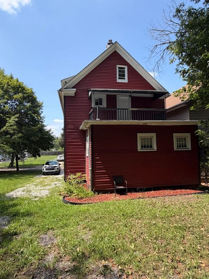 879 Chalker St - Photo 3 of 12