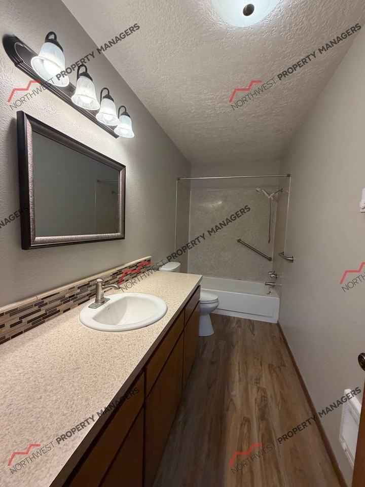 119 119 & 121 Maple St - Photo 7 of 15
