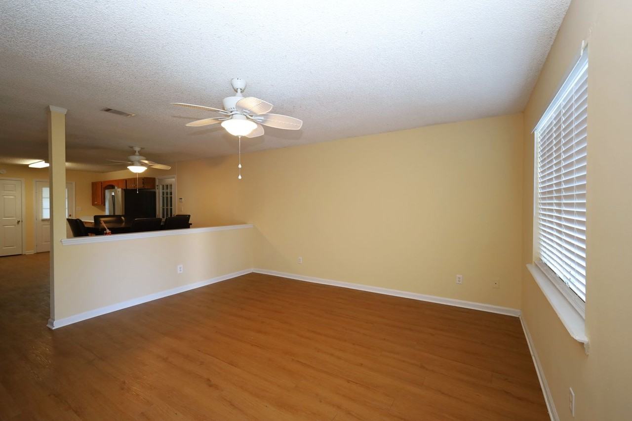 1727 Largo Cir - Photo 2 of 8