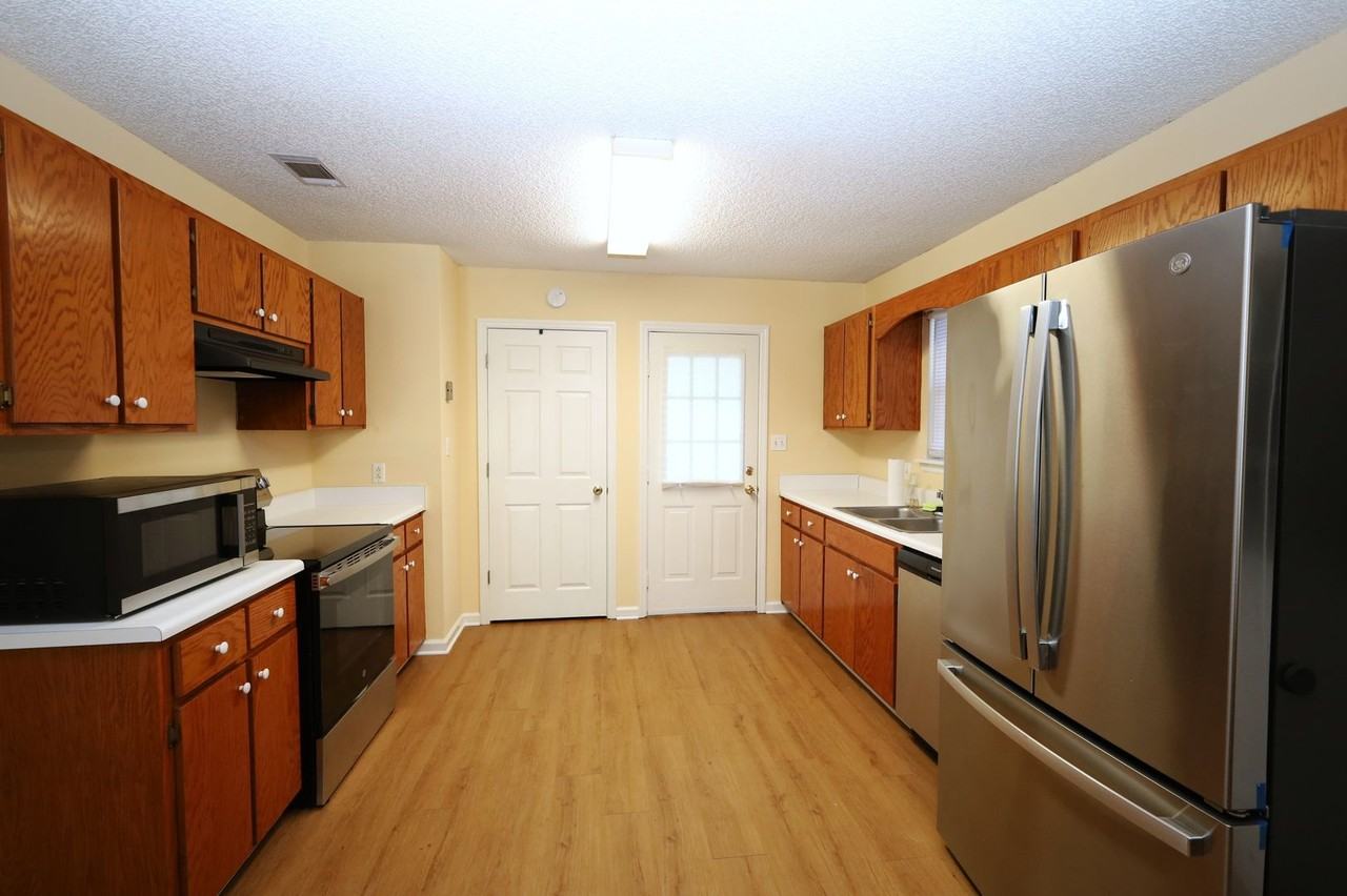 1727 Largo Cir - Photo 3 of 8