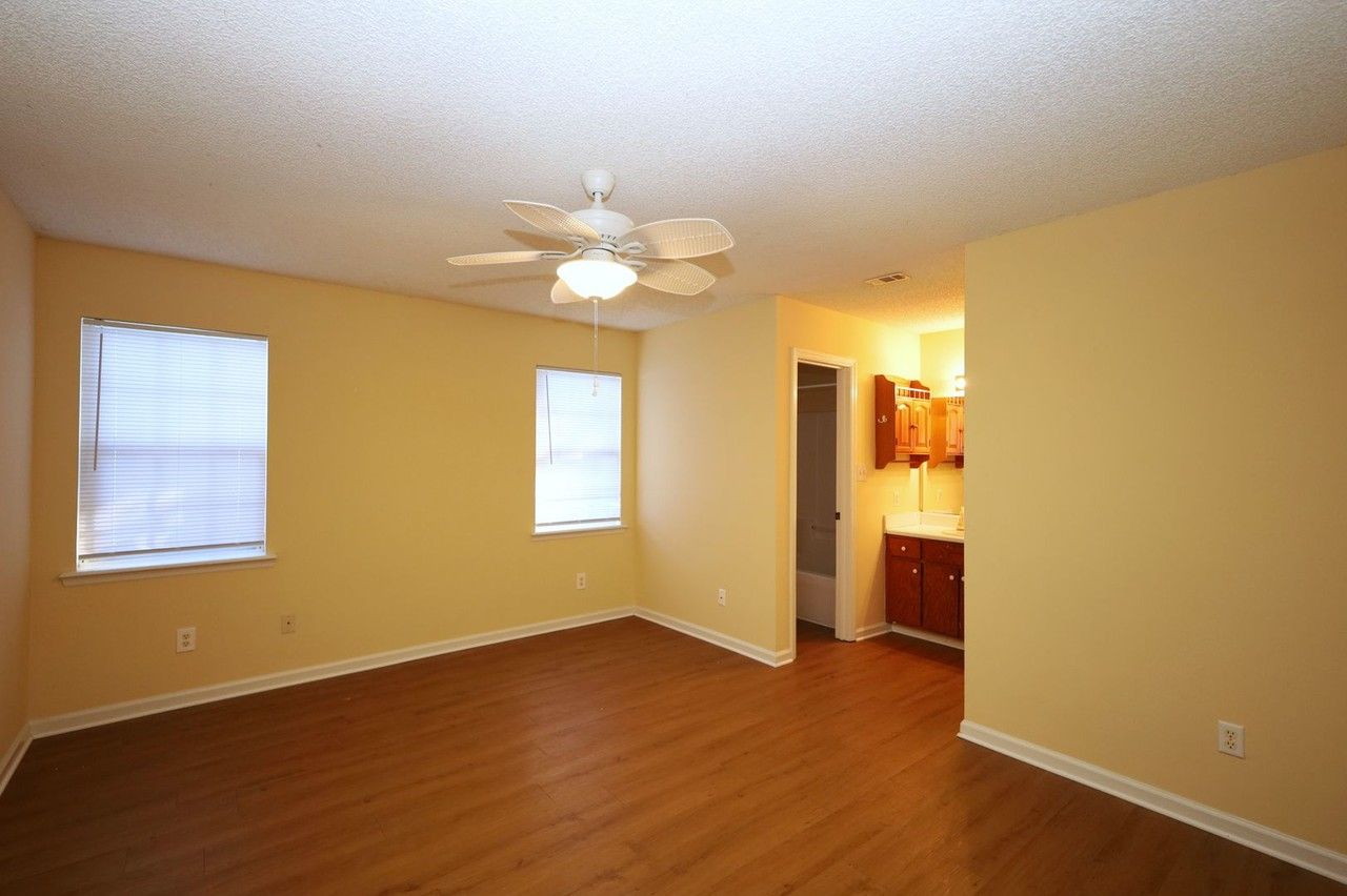 1727 Largo Cir - Photo 4 of 8