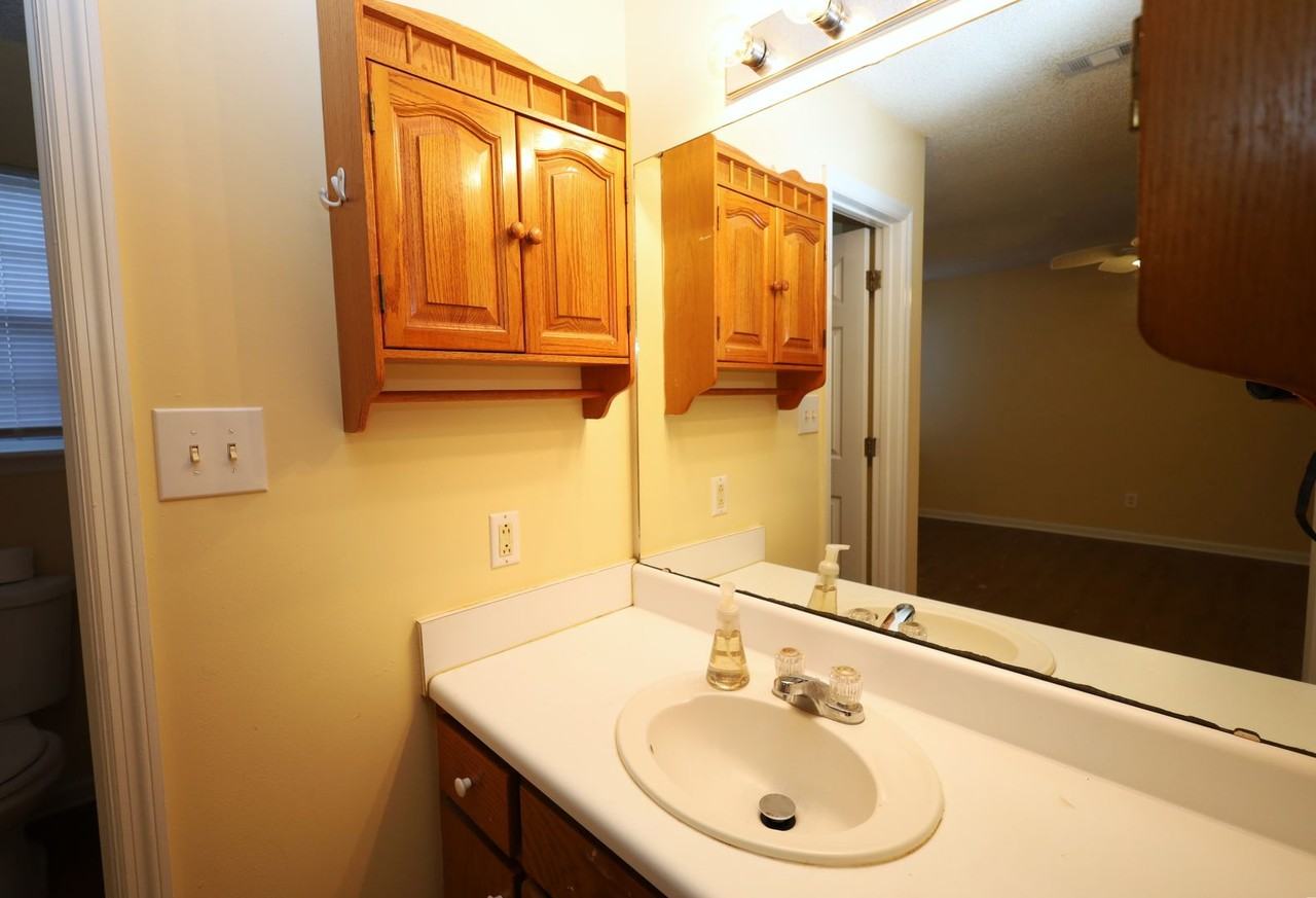 1727 Largo Cir - Photo 5 of 8